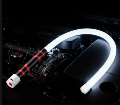 كشاف LED مرن يضيء فوق محرّك سيارة