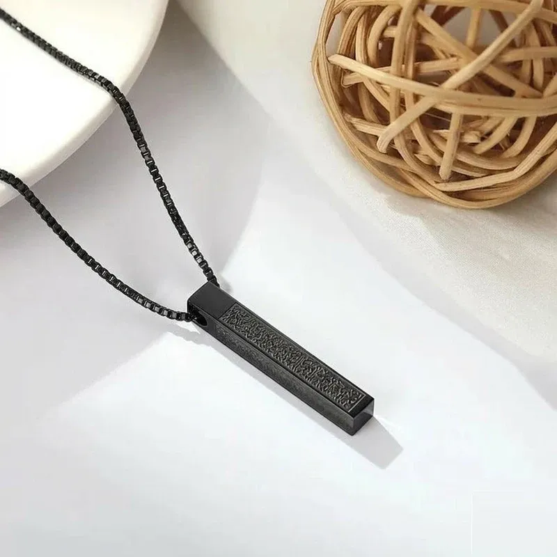 سلسلة آية الكرسي سوداء بتعليقة عمودية على سطح أبيض وكرة خيزران