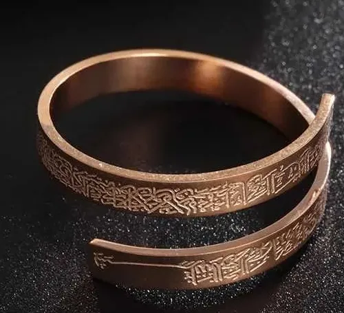 الخاتم الحلزوني على سطح أسود لامع يظهر نقشه