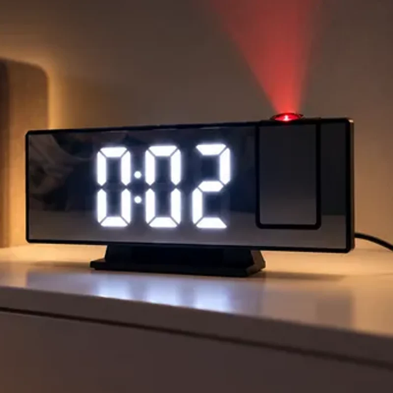 منبه ديجيتال بشاشة LED كبيرة على كومودينو غرفة النوم