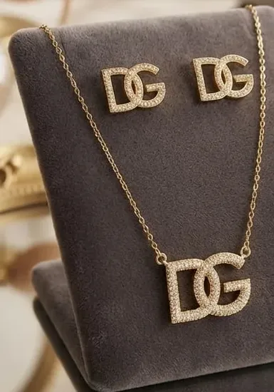 سلسال حرفين متشابكين مرصوف وحلق مطابق على حامل مخملي رمادي