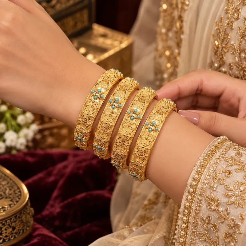الأساور الأربع على المعصم مع مخمل عنّابي خلفها